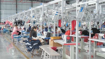 浙泰輕紡城 生產車間制衣忙，針織品帶動就業促增收
